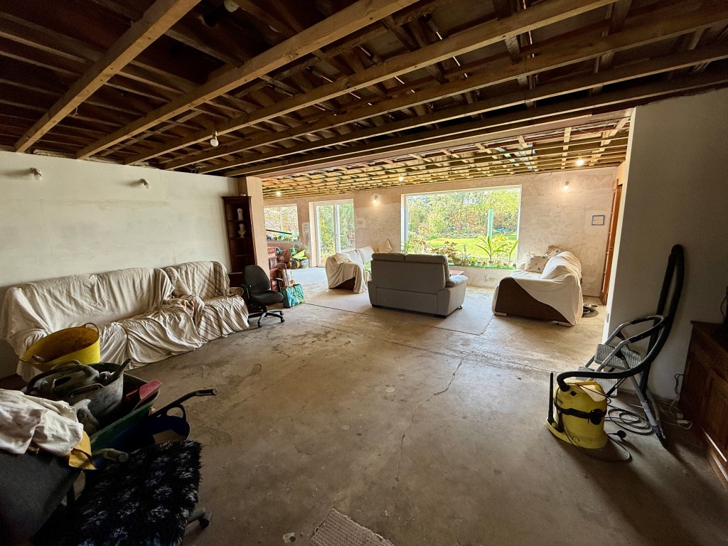 Lot: 113 - DETACHED HOUSE FOR COMPLETION - Living room